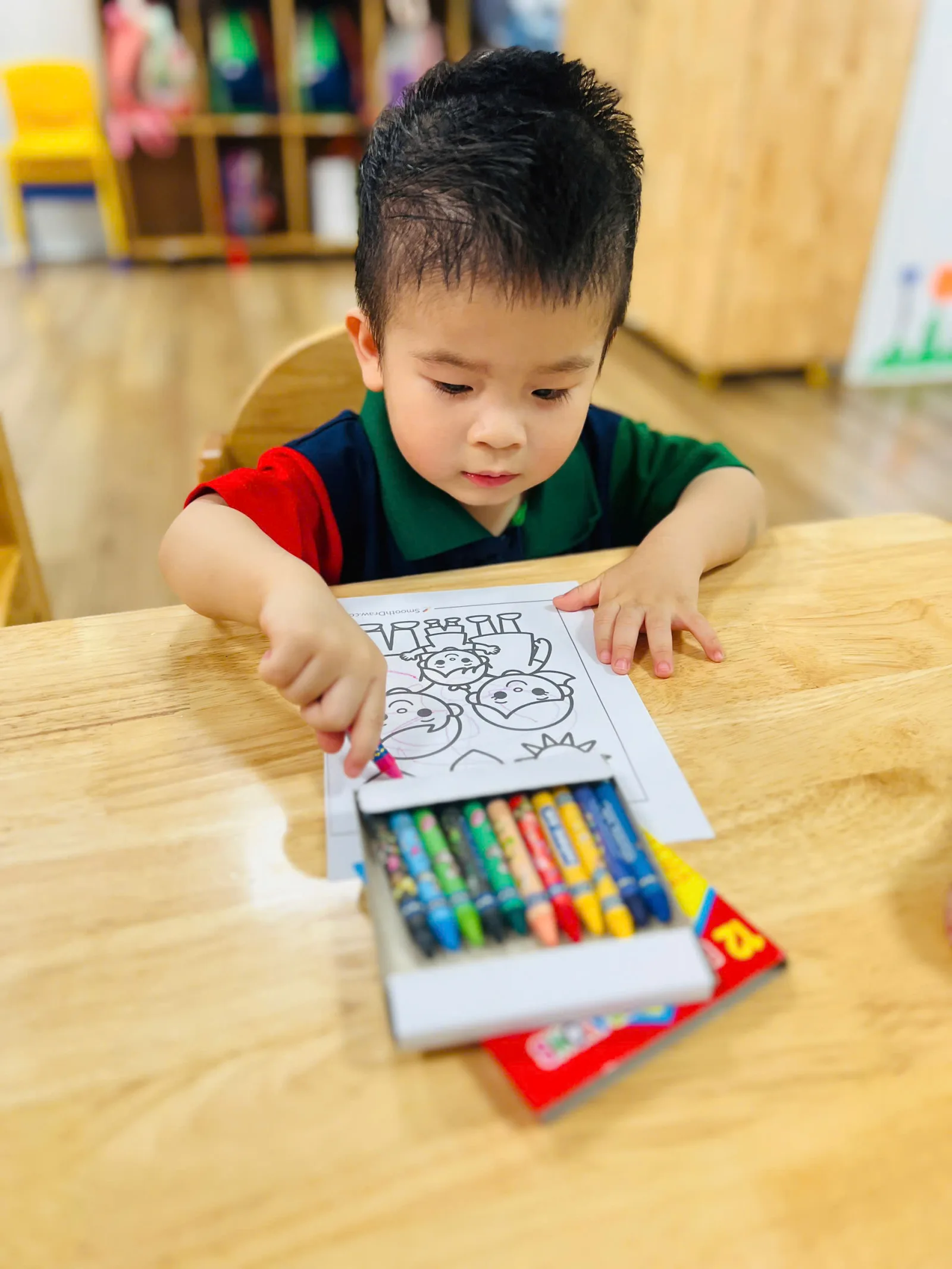 🎨 Cùng con tô màu yêu thương – mỗi nét vẽ là một chút niềm vui, mỗi sắc màu là một kỷ niệm gia đình thật đẹp.