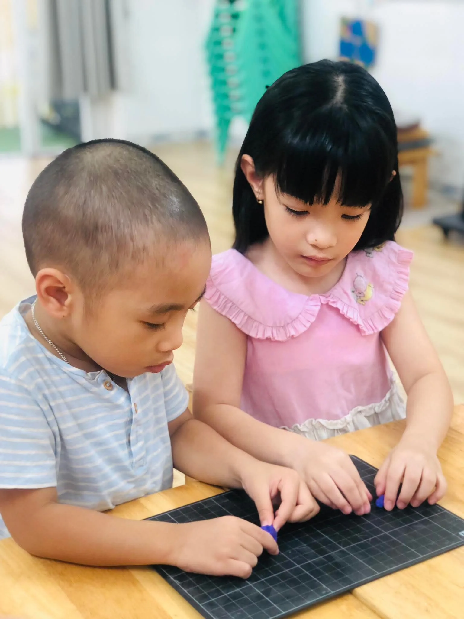 Hôm nay ở lớp, các bé đã có một giờ học tạo hình bằng đất nặn siêu vui và vô cùng tập trung! Đề tài của buổi học là nặn các loại rau củ quả quen thuộc như củ cà rốt, chùm nho...
