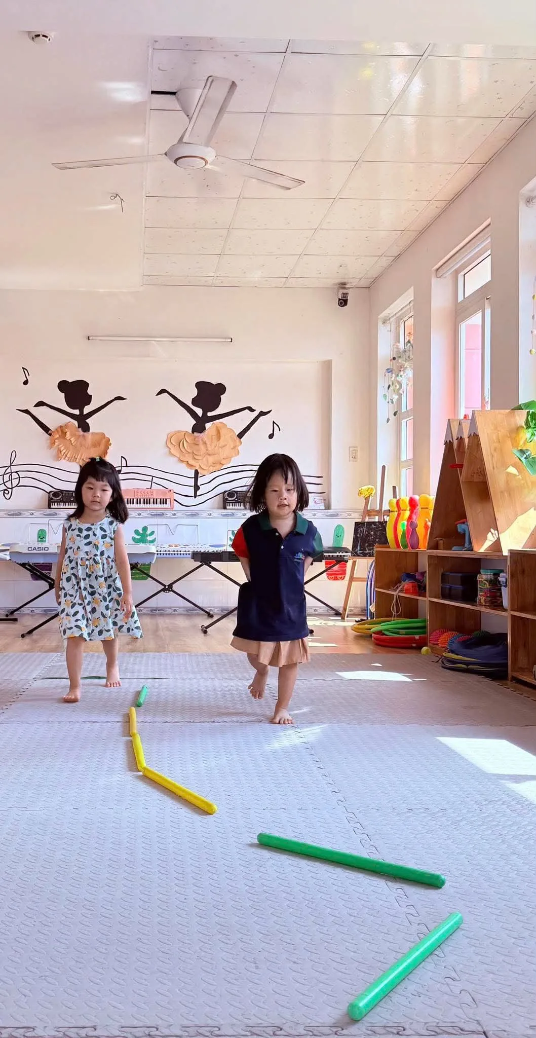 Các bé tham gia vận động “ Đi thay đổi theo hướng vận động”