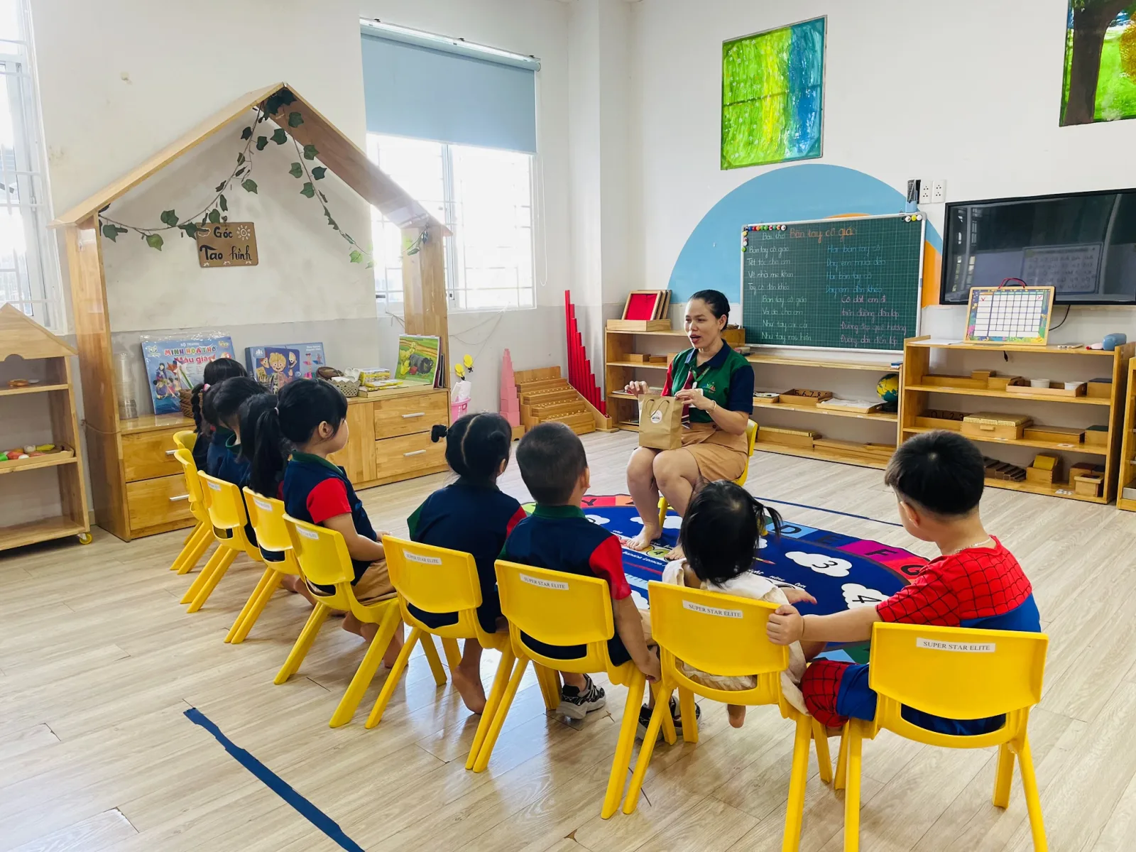 Một bài thơ chính là một cánh cửa nhỏ mở ra thế giới của ngôn từ, cảm xúc và trí tưởng tượng. ✨