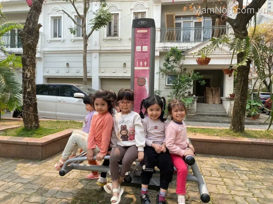Trường Mầm non Những em bé sáng tạo - Clever Kids Montessori Preschool
