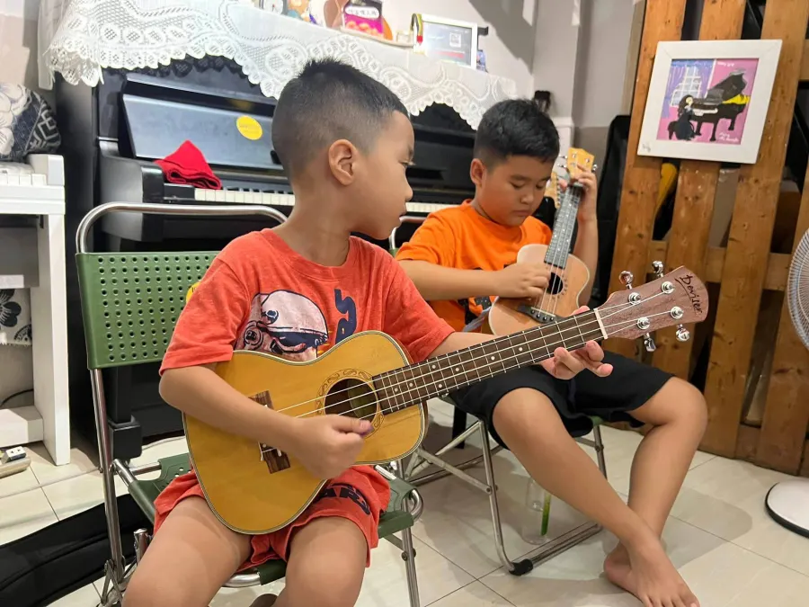 Lớp Dạy đàn Nguyên’s Music Room