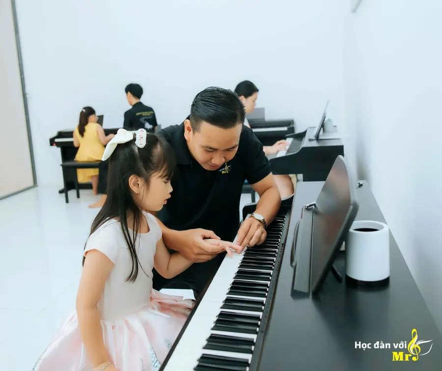 Lớp Học đàn với Mr.SOL