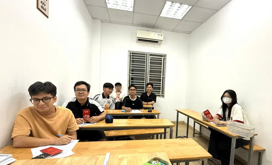 Trung tâm Luyện Thi Hồng Chuyên