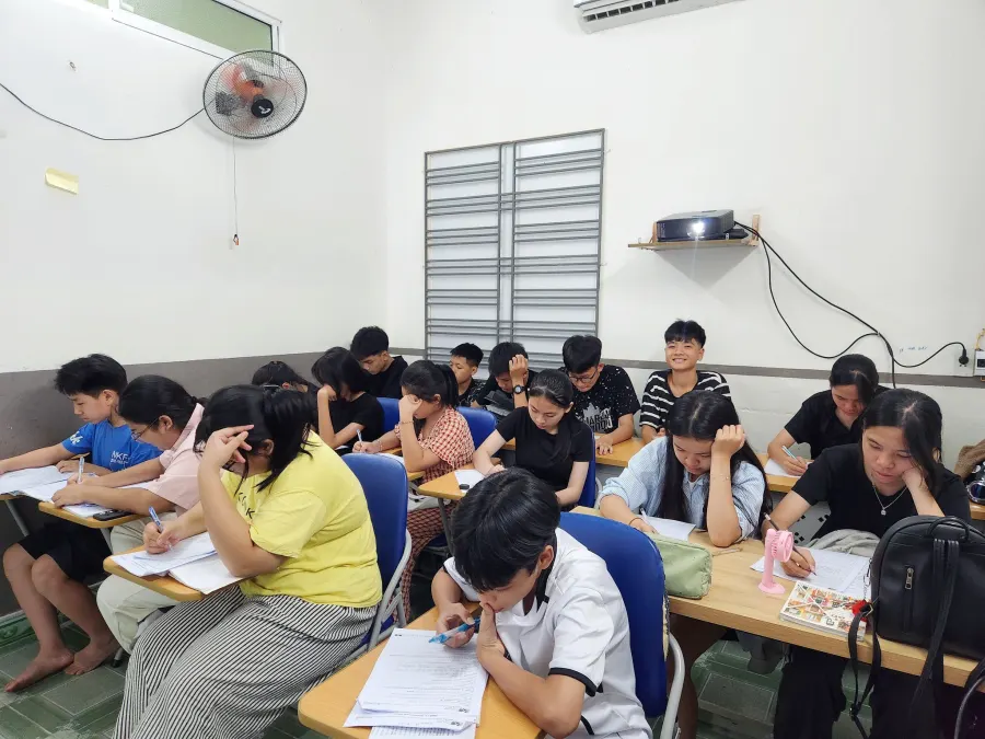 Lớp Luyện Thi Tiếng Anh Ms Thùy
