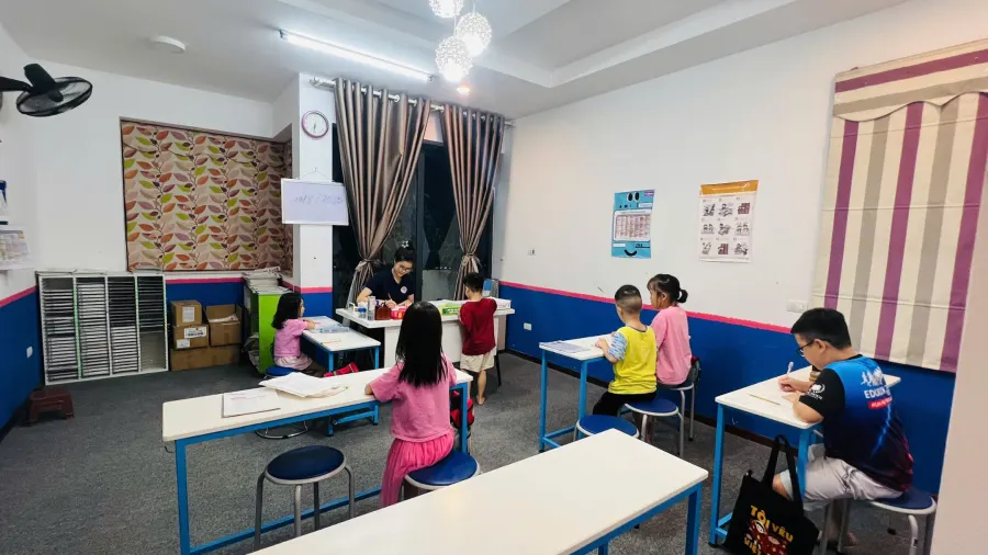 Tiếng Anh We Study Long Biên