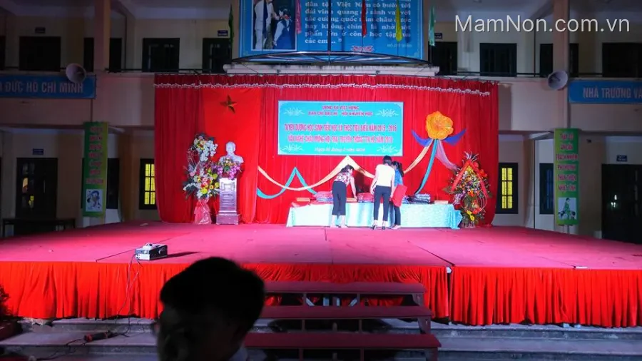 Trường Tiểu học Việt Hùng
